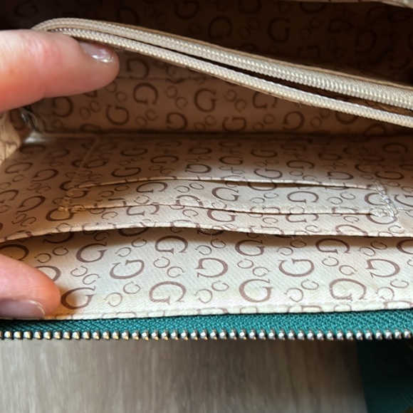 GUESS Dark green crossbody messenger bag with adjustable strap - Picture 4 of 10